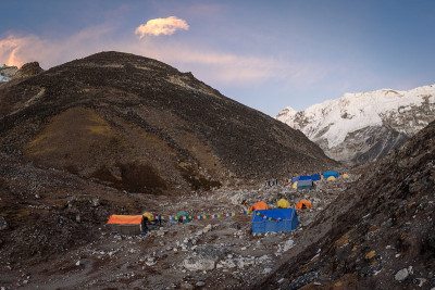 傍晚，岛上山顶基地营地的帐篷