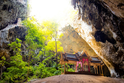 泰国帕拉雅·那空洞，Khua Kharuehat亭庙，位于泰国巴育普·基里汗Khao Sam Roi