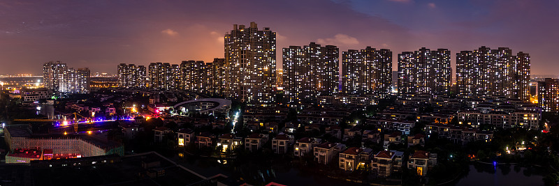 中国苏州昆山现代城市邻里建筑夜景