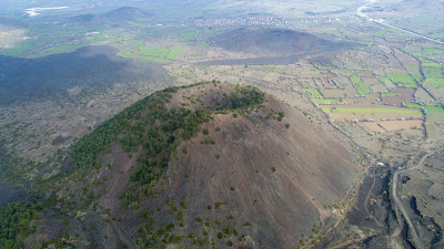 土耳其马尼萨火山口鸟瞰图