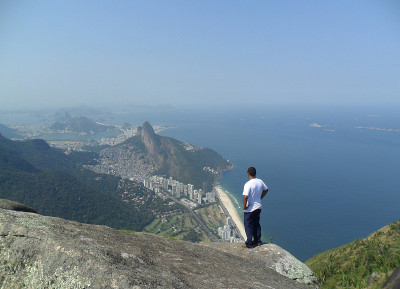 在里约热内卢，一名男子正在欣赏加维亚石(pedra da Gavea)顶部的外观