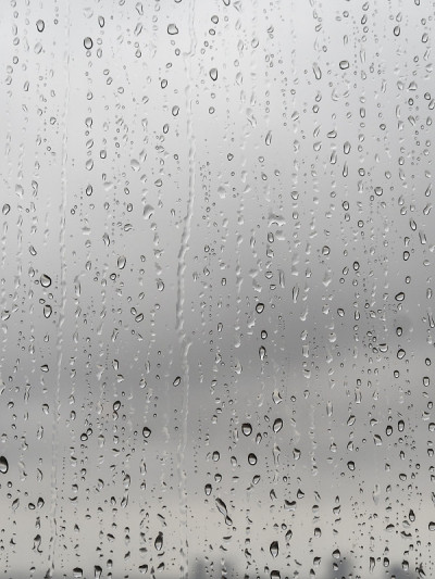 雨滴顺着窗户滴下来