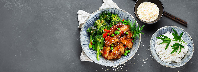 炒鸡饭配蒸椰菜。