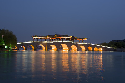 中国江苏省苏州市李公堤桥夜景。