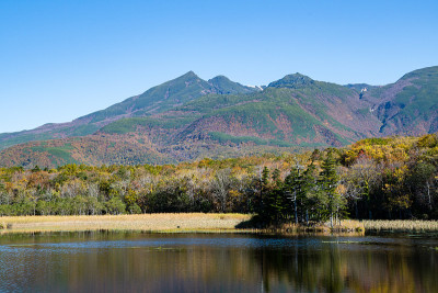 知床五湖(知床五湖)[第2湖]和知床山与秋叶，知床，北海道，日本