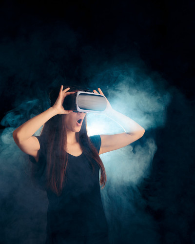 戴着VR眼镜的女性在虚拟增强现实体验中