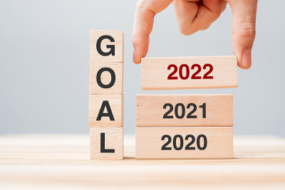 手拉2022块超过2021和2020木制建筑在桌子的背景。商业计划，风险管理，决议，战略，解决方案，