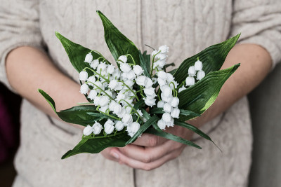 女人手捧鲜花捧花束