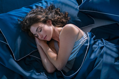 年轻的女人在夜里睡得很沉