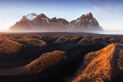 冰岛东南部Stokksnes海角的黑沙滩，有Vestrahorn(蝙蝠侠山)。色彩缤纷的夏日早晨，欧