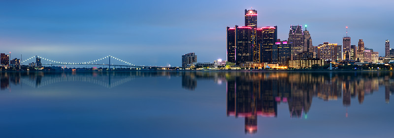 夜晚灯光下的底特律天际线
