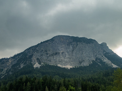 在Ehrwald附近的Tiroler Zugspitz竞技场徒步旅行