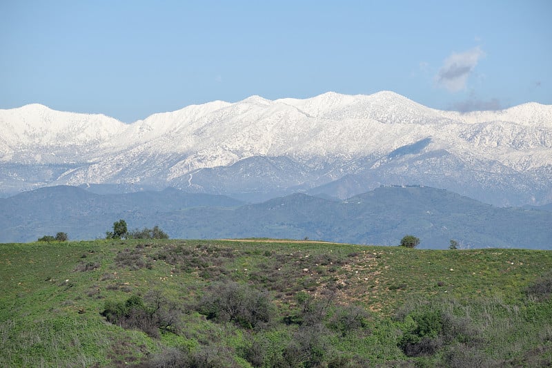 山顶上的雪峰