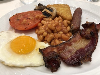 美食厨房提供完整的英式早餐，白豆，烤番茄，培根香肠
Rosti