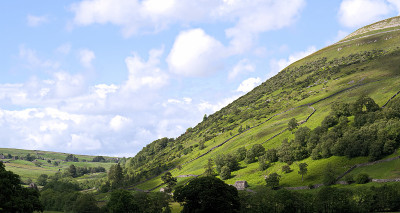 约克郡山谷的陡峭山坡