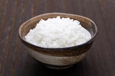 日本人在桌上煮白米饭