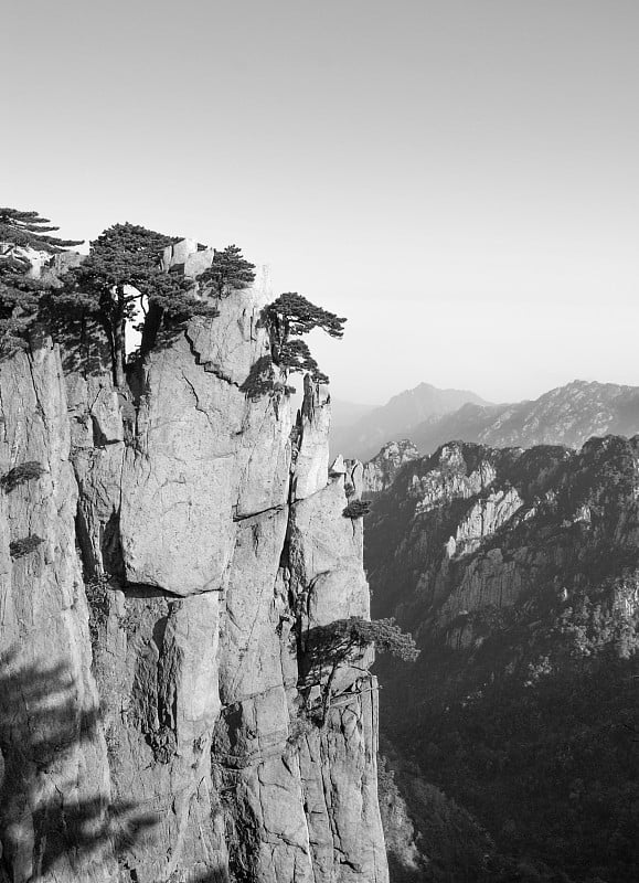 中国的山脉以黄山为背景，黑白分明