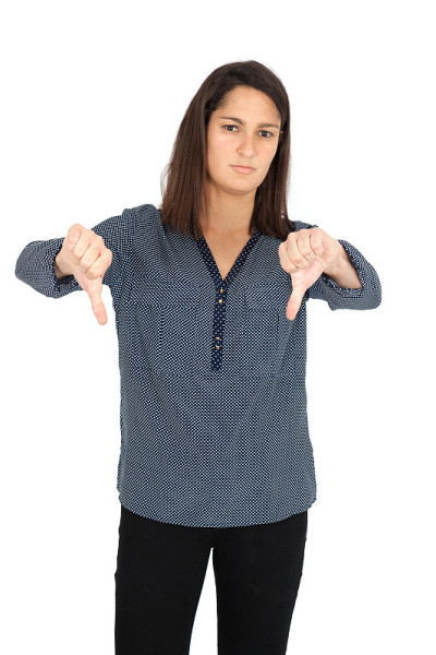 美丽的女人在不同的衣服里有不同的表情