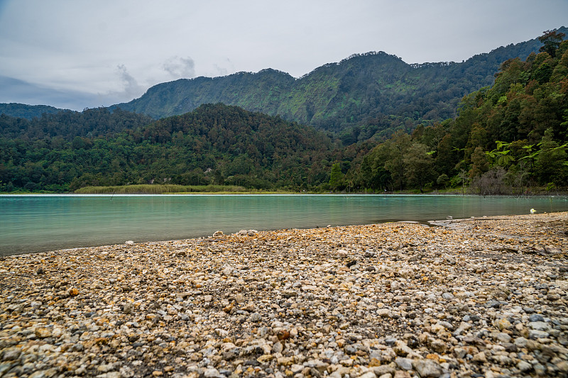 碧蓝的湖和自然的青山