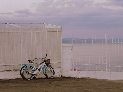 海边有两辆自行车