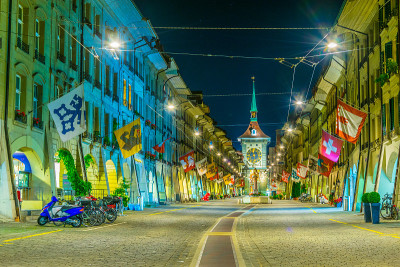 夜景zytglogge在Kramgasse -主要街道在伯尔尼，瑞士