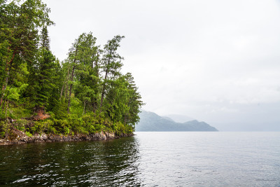 阿尔泰山脉的湖泊或海面上阴沉沉的灰色景观，在秋季或夏季下雨时。新鲜，自然，旅行，天气。