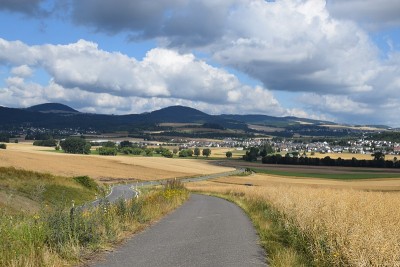 乡村道路与火山小山和村庄的背景