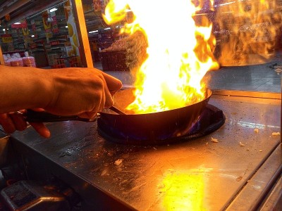 用火焰烹饪