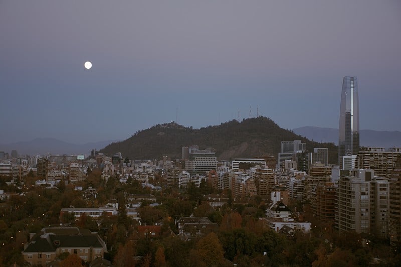 满月升起在智利圣地亚哥的安第斯山