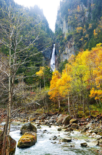 gina瀑布和ryesei瀑布在Sounkyo温泉，日本北海道。