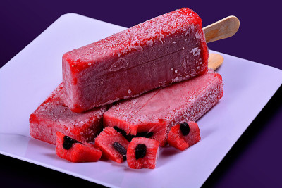 草莓与açai冰棒，雪糕，墨西哥风格冰棒在木桌，Paleta Mexicana