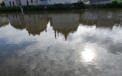 Yonne河穿过Clamecy村Nièvre Bourgogne-France-Comté