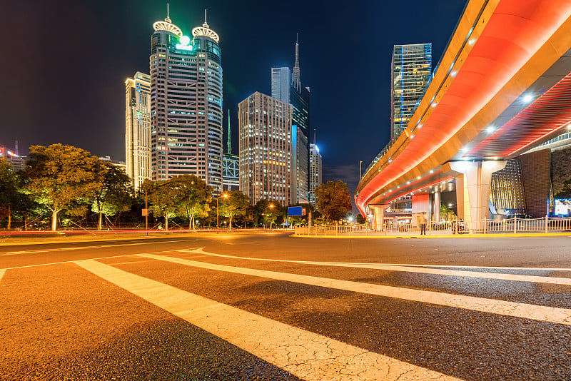 晚上，在中国上海的金融中心，城市道路和现代建筑拔地而起