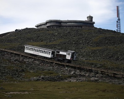 Mt Washington Cog Railroad的火车正驶向顶峰