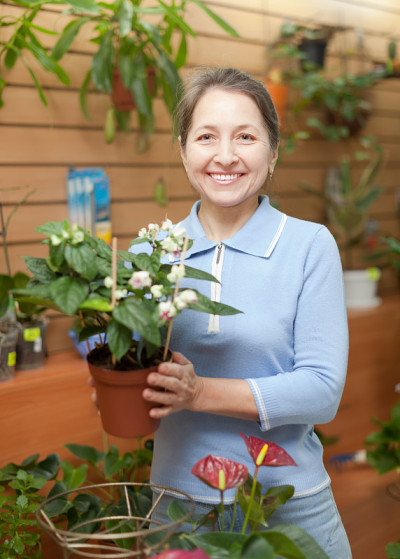在花店里，女人被不同的花包围着