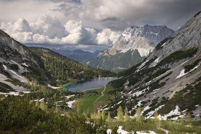 全景湖Seebensee在春天与山峰Zugspitze，埃尔瓦尔德奥地利