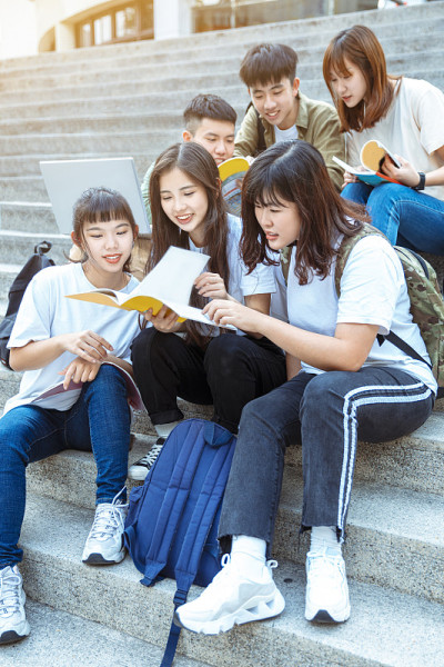 一群学生在校园的楼梯上学习