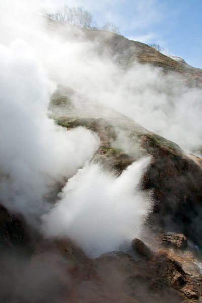 堪察加半岛间歇泉谷的火山活动和热场，