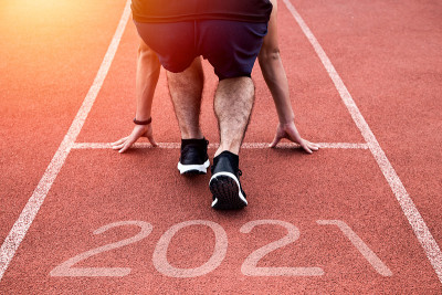 新年还是开始直概念。近距离观看刻有2021年铭文的运动员跑步成功和新成就的鞋子。在日落时分。