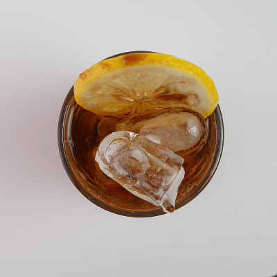 美丽可口的鸡尾酒在一个透明的装饰玻璃
