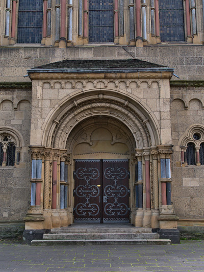 位于德国科布伦茨市中心的历史教堂Herz-Jesu-Kirche的装饰入口，建于1903年，采用新罗