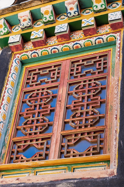 松赞林寺之窗又称甘丹松采林寺，又称拉萨小布达拉宫，是位于中国云南中甸(香格里拉)的藏传佛教寺院