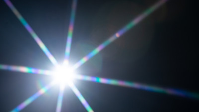 黑色背景上的太阳耀斑