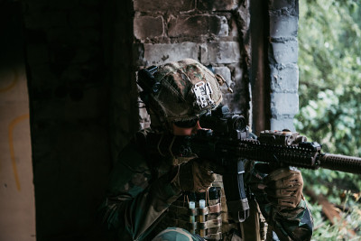 士兵在战斗中。城市战斗训练，士兵进入废弃建筑。反恐行动战场训练