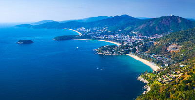 泰国普吉岛的绿色海岸线和热带海滩的航拍全景图