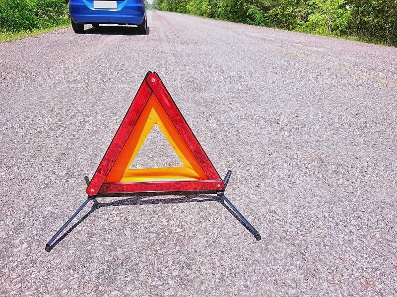 紧急红色警告三角形的道路标志与蓝色的破车