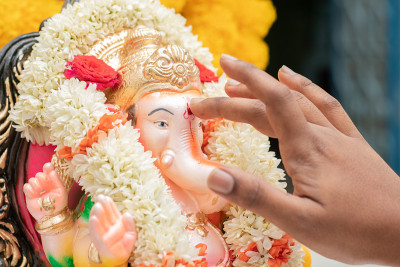 近距离的手应用Tilak或kumkumm主甘尼萨在印度宗教甘尼萨或vinayaka Chaturth