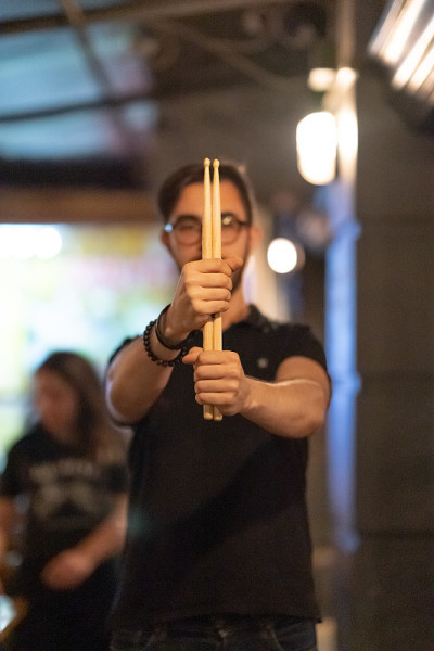 鼓手手持棍棒