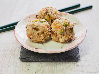 亚洲食物牛肉和蔬菜，饭团和腌萝卜