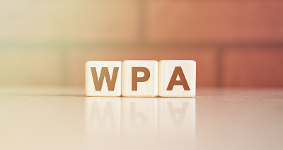 WPA缩略词的概念。文字在明亮的木方上